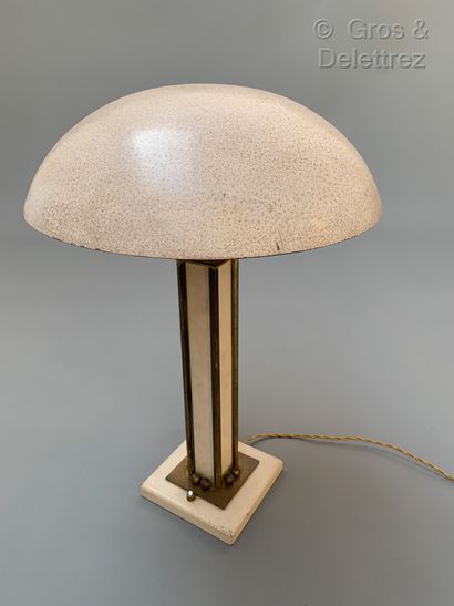 Jacques ADNET (1901 – 1984) Lampe de table en laiton et bois et métal laqué crème

Vers...