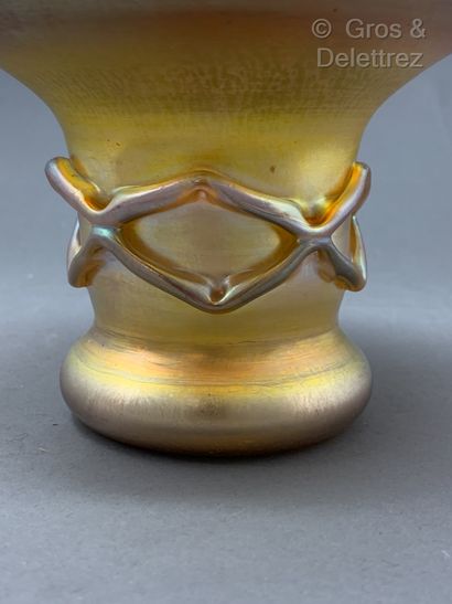 TIFFANY NEW-YORK Vase en verre irisé 
Signé et numéroté 
H : 12,5 cm