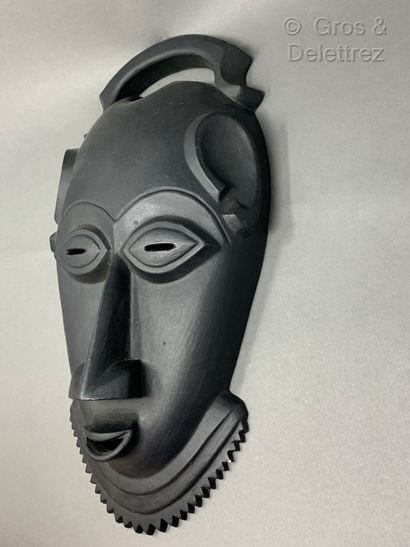 TRAVAIL 1960-1970 Masque africain en céramique émaillé noire

« Monogrammé AM »

H...