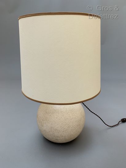 KERAMOS Lampe boule en pierre blanche 
Signée 
H : 25 cm (sans abat-jour)