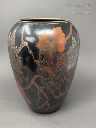 WMF Vase ovoïde en dinanderie à motif de feuilles 
Signé du poinçon et numéroté 
H...