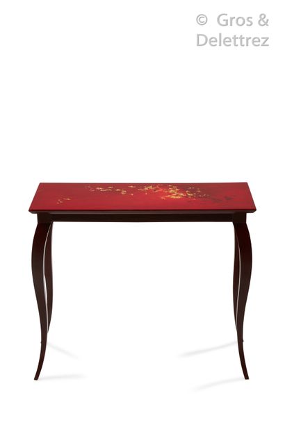 André DAMBRUN - Bernard DUNAND (alias 1908-1998) Table d’appoint en bois laqué rouge...