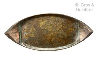 LOYS Dish in metal brassware

Signed " Loys ".

L : 52 cm