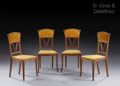 TRAVAIL FRANÇAIS 1900 Suite de quatre chaises en acajou à décor sculpté de motifs...