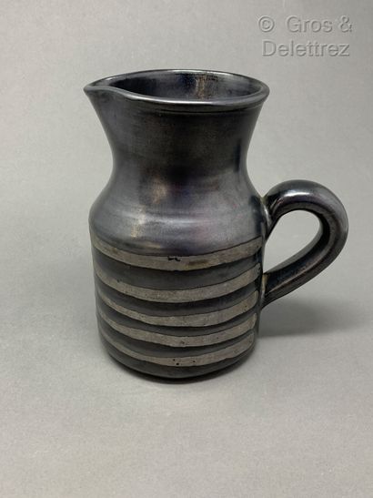 ROGER CAPRON (1922-2006) Black glazed ceramic pitcher

H : 18 cm / L : 16 cm