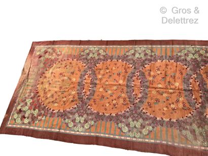 TRAVAIL FRANÇAIS 1925 Important tapis rectangulaire à décor de motifs floraux stylisé...