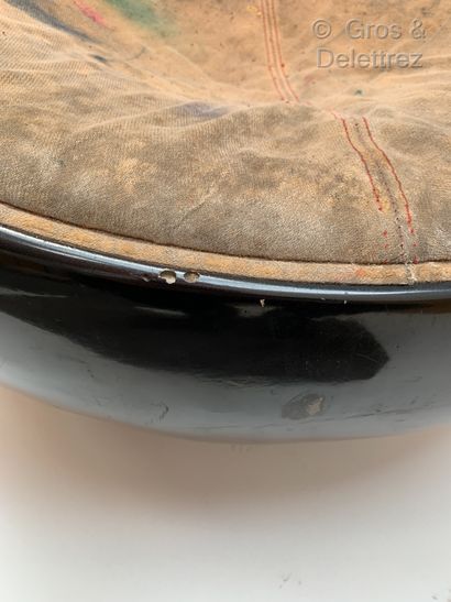 TRAVAIL 1960 Fauteuil boule en fibre de verre laquée noir et garniture recouverte...