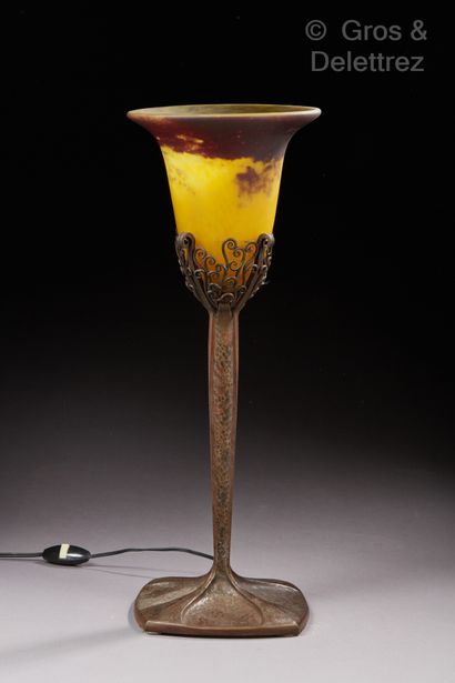 Edgar BRANDT (1880-1960) et DAUM NANCY Lampe de table en fer forgé martelé à motif...