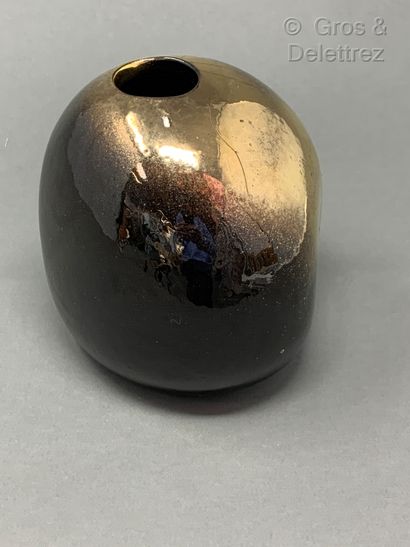 Denise GATARD, attribué a Vase boule aplati en céramique émaillée noire et dorée

H...