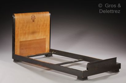 Jean PASCAUD (1903-1996) Paire de lits à structure en bois laqué noir, placage de...