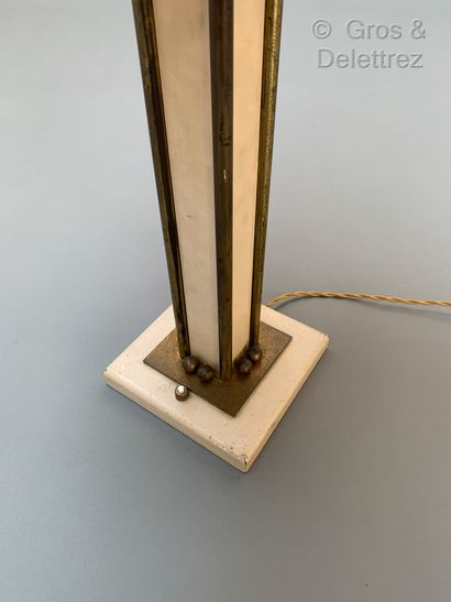 Jacques ADNET (1901 – 1984) Lampe de table en laiton et bois et métal laqué crème

Vers...