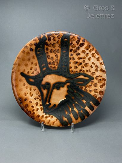 Robert PICAULT (1919 – 2000) Dish with a goat's head.

Diam: 31,5 cm

(chip on the...
