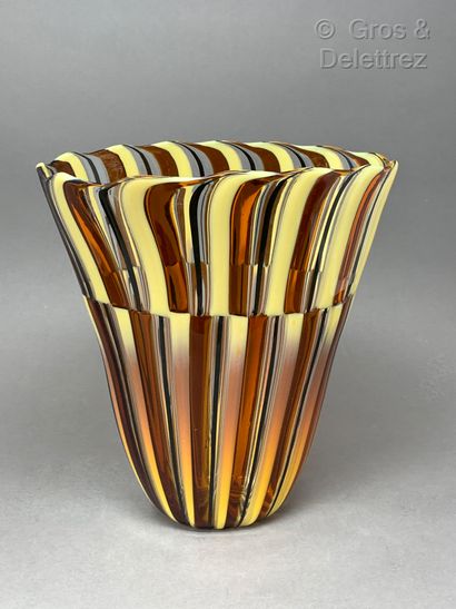 TRAVAIL ITALIEN Vase en verre de Murano

H : 27 cm