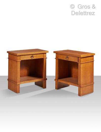 André ARBUS (1903-1969) Paire de tables de chevet en placage de chêne ouvrant en...