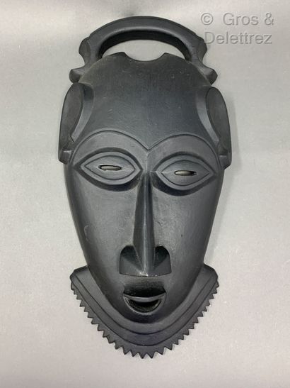 TRAVAIL 1960-1970 Masque africain en céramique émaillé noire

« Monogrammé AM »

H...