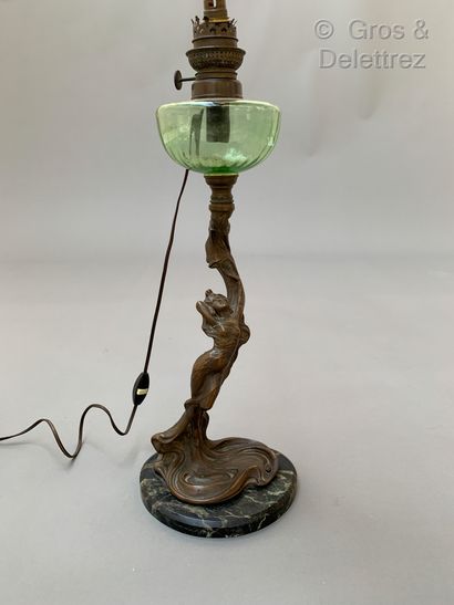 Henri SIBAUD (XIX-XXème) Lampe à pétrole monté en lampe figurant une femme art nouveau...