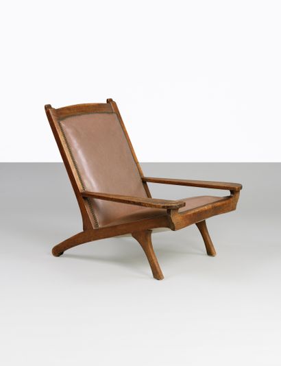 MAURICE BIAIS (1875-1926) Fauteuil en acajou teinté à dossier droit incliné terminé...