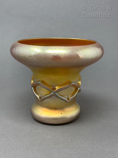 TIFFANY NEW-YORK Vase en verre irisé

Signé et numéroté

H : 12,5 cm