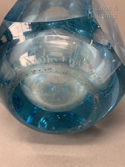 DAUM NANCY FRANCE Vase à pans coupés en verre bleu

H : 14 cm

Signé

H : 14 cm
...