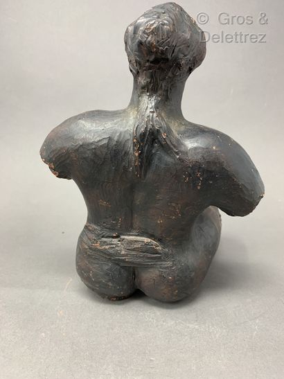 TRAVAIL FRANÇAIS Sculpture en terre cuite émaillée noir figurant un torse de femme...