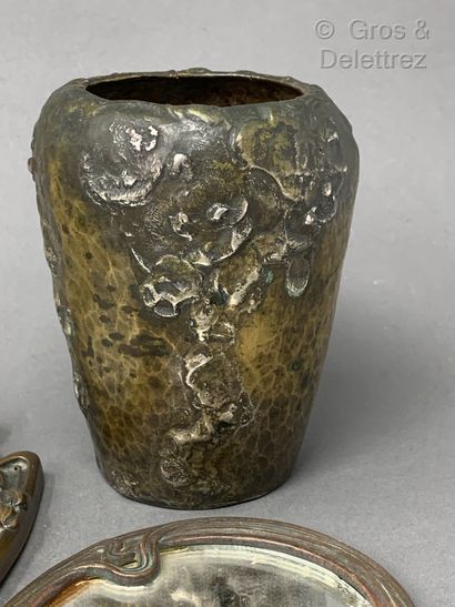 TRAVAIL DEBUT XXÈME Lot comprenant un vase en bronze patiné et deux face à mains,...