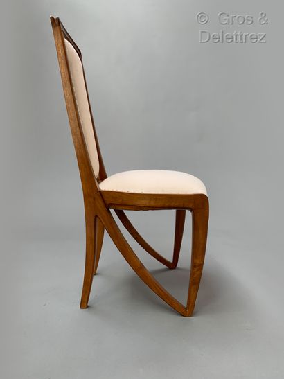 Louis MAJORELLE (1859-1926) Suite de six chaises en noyer blond 
Vers 1900 
H : 96...