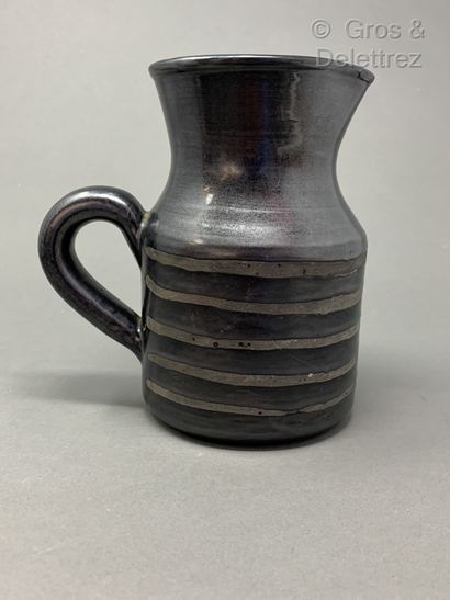 ROGER CAPRON (1922-2006) Black glazed ceramic pitcher

H : 18 cm / L : 16 cm