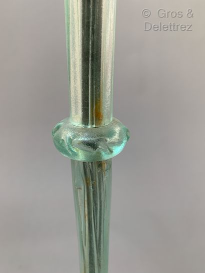 TRAVAIL ITALIEN Lampadaire en verre de Murano vert et métal patiné

H : 125 cm