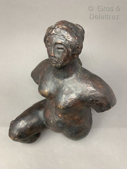 TRAVAIL FRANÇAIS Sculpture en terre cuite émaillée noir figurant un torse de femme...