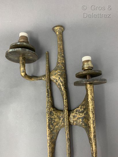 TRAVAIL FRANÇAIS Paire d’appliques en bronze doré présentant deux bras de lumière

Vers...