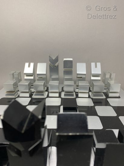 WALTER & MORETTO Jeu d’échecs avec son plateau en aluminium

Signé

Dimensions :...