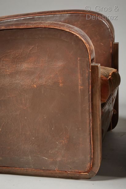 TRAVAIL 1930 Paire de fauteuils club entièrement recouverts de cuir brun

Piétement...