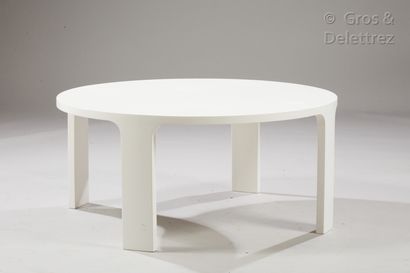 Jacques Quinet (1918-1992) Table basse en bois laqué blanc, plateau circulaire reposant...