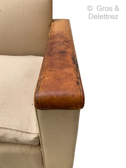 TRAVAIL FRANÇAIS 1940 Canapé accoudoirs en cuir brun

Garniture recouverte d’un tissu...