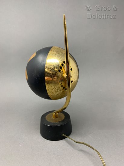 STILNOVO Lampe en laiton doré, métal laqué noir enserrant un réflecteur boule en...