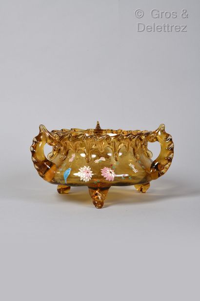 Auguste JEAN, attribué à Coupe tripode à anses en verre jaune à décor émaillé de...
