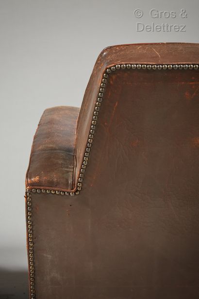 TRAVAIL 1930 Paire de fauteuils club entièrement recouverts de cuir brun

Piétement...