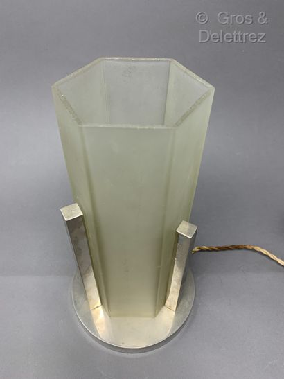 TRAVAIL FRANÇAIS 1930 Lampe moderniste en bronze argenté et verre dépolie de section...