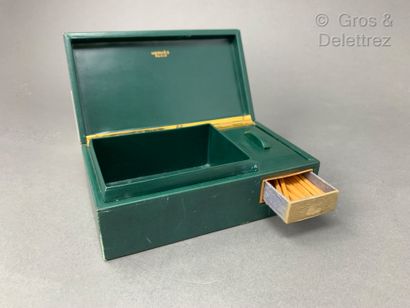 HERMES Paris Smoker's case in green leather with a storage space and a match cover

Marked...