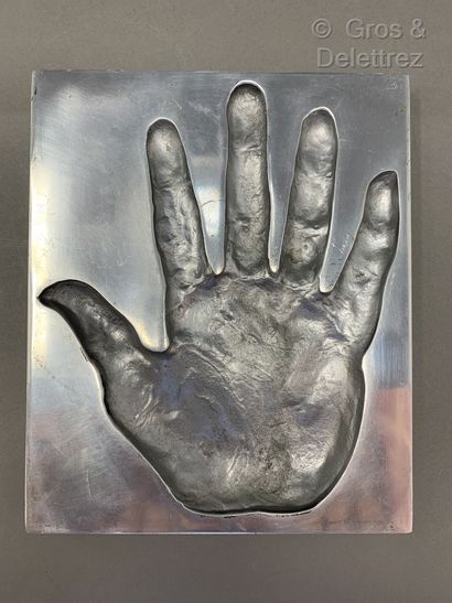 Roy ADZAK, dans le goût de Cendrier en aluminium figurant la paume d’une main.

H :...