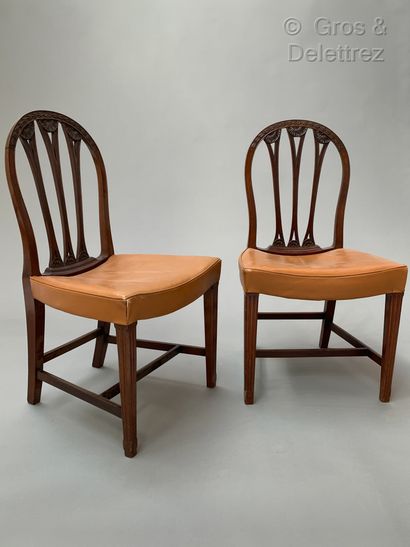 TRAVAIL 1900-1920 Pair of stained wood chairs carved with floral motifs

Brown leather...