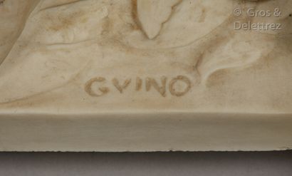 Richard GUINO (1890-1973) Pendule en biscuit à décor de Cérès tenant une guirlande...