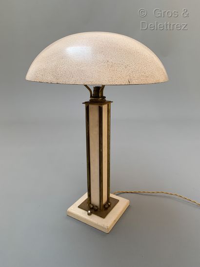 Jacques ADNET (1901 – 1984) Lampe de table en laiton et bois et métal laqué crème

Vers...