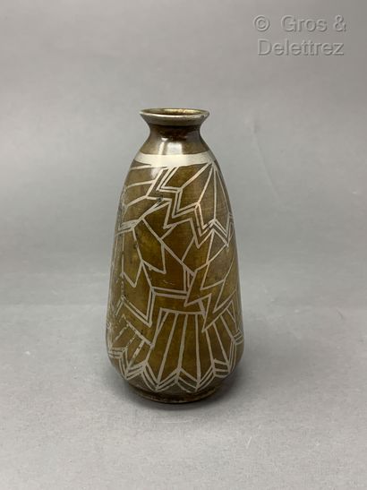 WMF Vase ovoïde en dinanderie à motif de feuilles 
Signé du poinçon et numéroté 
H...