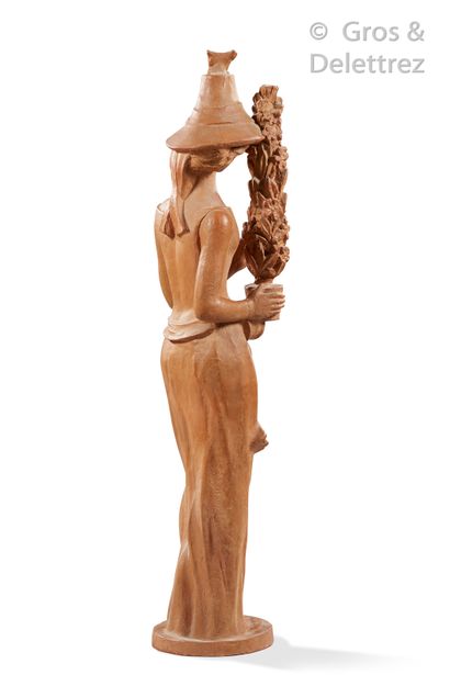 Travail 1940-1950 "Woman with a flower and a bird

Terracotta sculpture

H : 135...