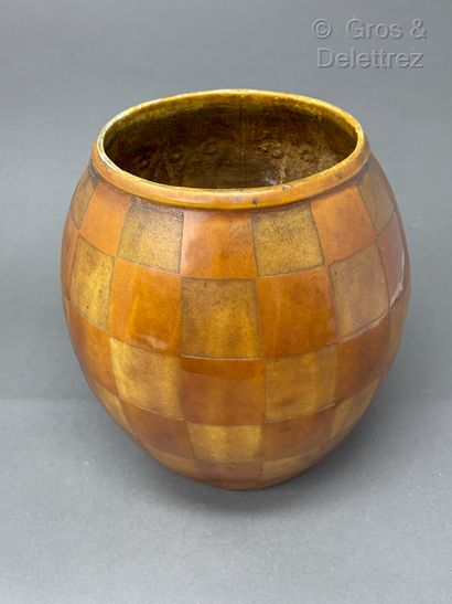 Travail 1940-1950 Vase ovoïde en métal à décor émaillé et dégagé à l’acide de carreaux...