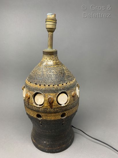 GEORGES PELLETIER (né en 1938) Pied de lampe en céramique à décor géométrique ajouré.

H...