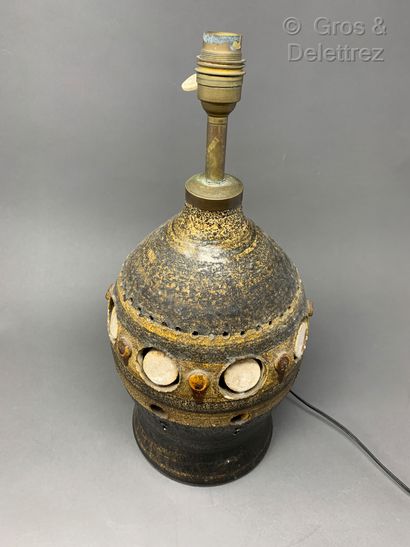 GEORGES PELLETIER (né en 1938) Pied de lampe en céramique à décor géométrique ajouré.

H...