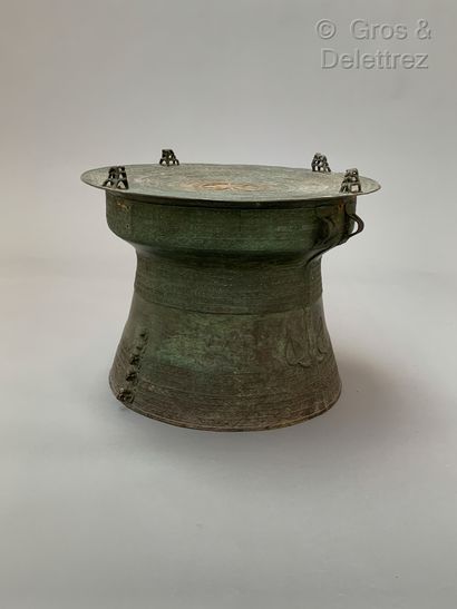 TRAVAIL VIETNAMIEN Rain drum forming a coffee table in bronze with an antique green...