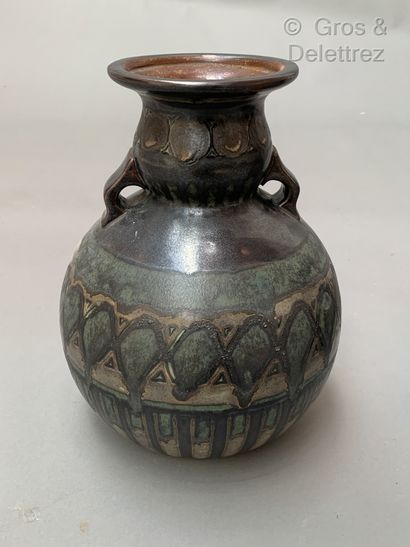 QUIMPER ODETTA (manufacture de la Hubaudière) Paire de haut vase à deux anses à décor...